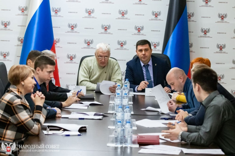Парламентарии работают над законодательством в области библиотечного дела. Парламентарии работают над законодательством в области библиотечного дела.