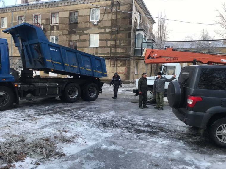 Коммунальные службы работают без выходных, в усиленном режиме ликвидируя последствия непогоды. Коммунальные службы работают без выходных, в усиленном режиме ликвидируя последствия непогоды.