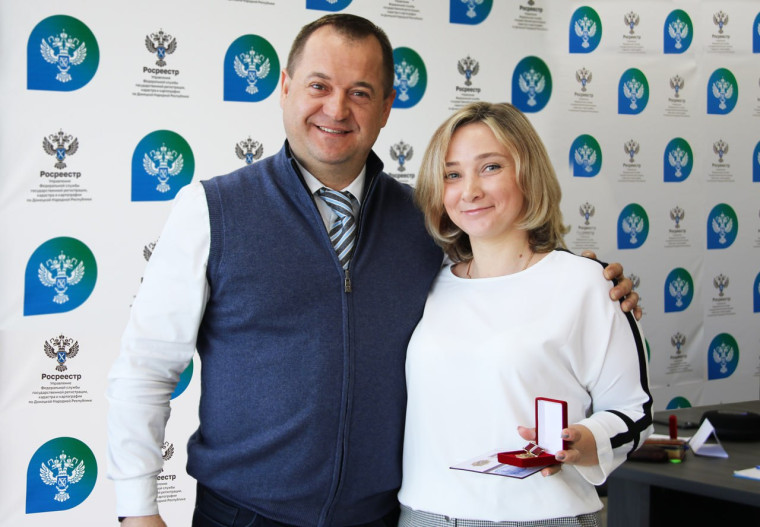 Памятными наградами отмечены сотрудники Росреестра по ДНР. Памятными наградами отмечены сотрудники Росреестра по ДНР.
