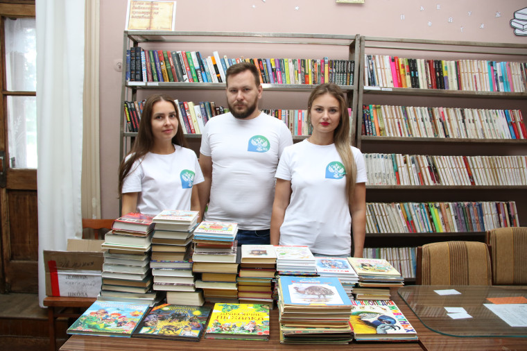 Большие сердца Росреестра: библиотеке в ДНР передали новые книги. Большие сердца Росреестра: библиотеке в ДНР передали новые книги.