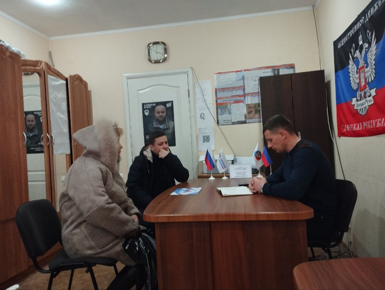Прием главы администрации г. Ждановка Дмитрия Ощинского в общественной приёмной Председателя Общественного Движения «Донецкая Республика» Д. В. Пушилина в г. Ждановка. Прием главы администрации г. Ждановка Дмитрия Ощинского в общественной приёмной Председателя Общественного Движения «Донецкая Республика» Д. В. Пушилина в г. Ждановка.
