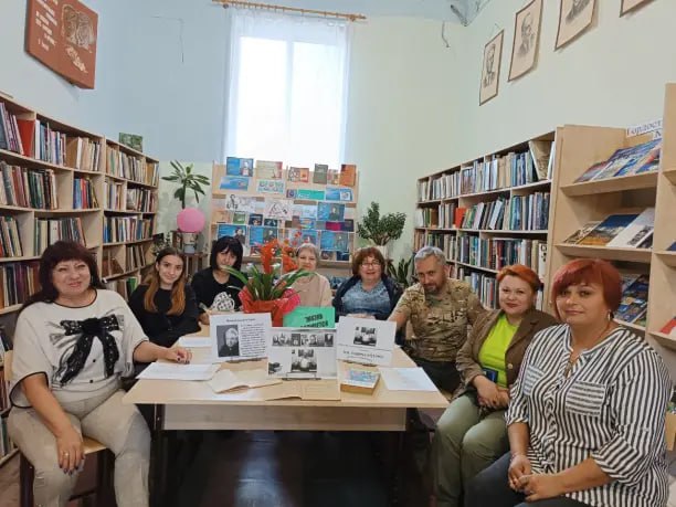 "Жизнь продолжается в песнях". "Жизнь продолжается в песнях".